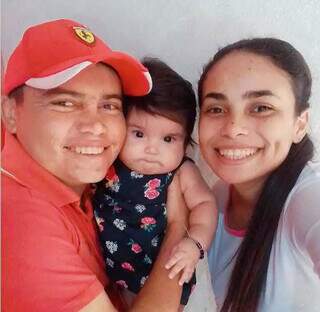 Johny com a filha e a esposa, que o esperam em casa (Foto: Arquivo Pessoal)