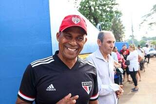 Paulo acordou cedo para ser o primeiro da fila no maior colégio eleitoral da cidade. (Foto: Henrique Kawaminami)