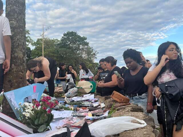 Fãs de Campo Grande se reúnem para homenagear cantor Liam Payne 