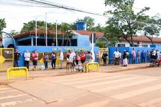 Fila de eleitores na Escola Municipal Padre Tomaz Ghirardelli. (Foto: Henrique Kawaminami)