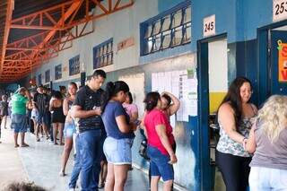 Fila de votação, no primeiro turno, na Escola Tomaz Girardelli, em Campo Grande (Foto/Arquivo)