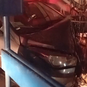Em zigue-zague, motorista invade calçada e quebra portão de brechó