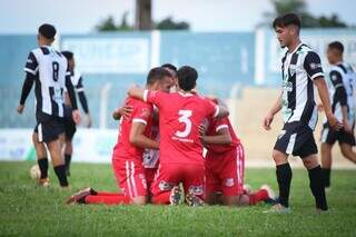 Jogadores colorados comemoram primeiro gol marcado por Gustavo na vitória colorada nas Moreninhas (Foto: Rodrigo Moreira/FFMS)