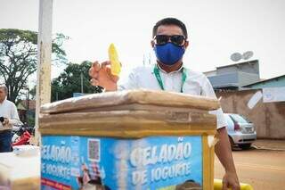 Luiz mostrando o geladão que está vendedo na frente da escola Tomaz Ghirardelli (Foto: Henrique Kawaminami)