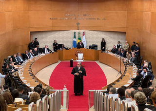 Júlio Cardoso (ao centro do plenário) durante homenagem em 21 de maio deste ano. (Foto: Divulgação/TJMS)