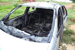 Carro de vítima destruído por fogo. (Foto: Enryck Sena)