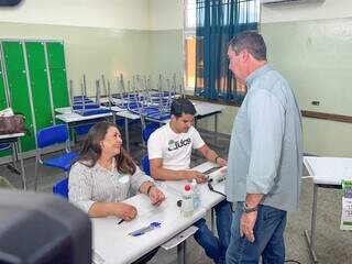 Riedel não pegou fila e votou rapidamente, em escola no Monte Castelo (Foto: Marcos Maluf)