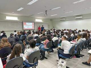 Estudantes do Nota 10 participam de aula de redação nesta segunda-feira. (Foto: Marcos Maluf)