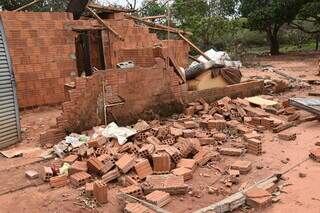 Casa no assentamento Santa Clara fica destruída após vendaval na região (Foto: Prefeitura de Bataguassu)