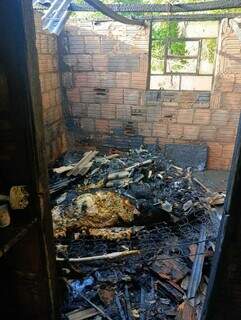 Quarto de imóvel foi completamente destruído pelas chamas. (Foto: Reprodução/Corpo de Bombeiros Militar)