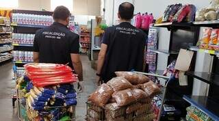 Funcionários do Procon-MS durante fiscalização em um supermercado na Vila Entroncamento, em Campo Grande (Foto: Divulgação)