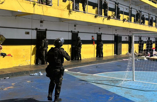 Policiais em dia de operação, em dezembro do ano passado, na Peniténciaria Estadual de Dourados (Foto: divulgação)