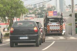 Caminhão-cegonha ao lado de placa que proíbe estacionar, na Joaquim Murtinho. (Foto: Marcos Maluf)