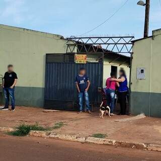 Fachada do conjunto de quitinetes onde a vítima morava com o marido e o filho. (Foto: Ponta Porã News)