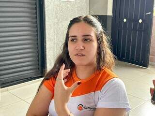 Sofia tem aproveitado o tempo para estudar edições anterioes do Enem. (Foto: Marcos Maluf)