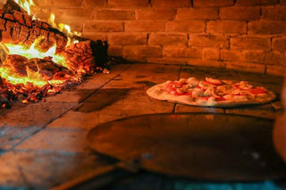 Pizza é preparada em forno a lenha. (Foto: Arquivo/Campo Grande News)