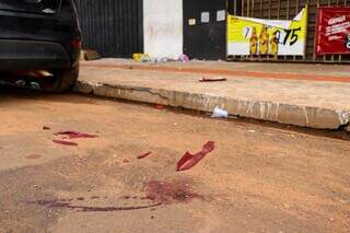 Sangue no local onde aconteceu atentado no Portal Caiobá. (Foto: Henrique Kawaminami)