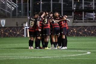 Jogadores se agrupam no campo da Arena da Independência. (Foto: Paulo Paiva/Sport)