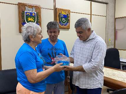 Para “festejar” resistência a desconto, aposentados levam bolo ao governo 