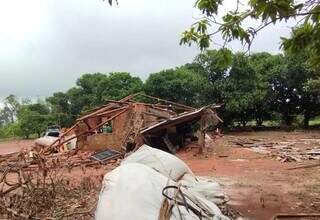 Casa em assentamento de Bataguassu &#34;desmontou&#34; após temporal (Foto: Divulgação/Jornal MS Cidade)