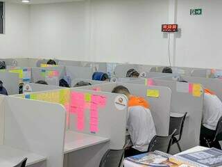 Alunos do Refferencial se preparam para Enem na sala de estudos. (Foto: Marcos Maluf)