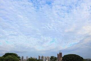 Céu com algumas nuvens visto do Bairro Chácara Cachoeira, na Capital (Foto: Henrique Kawaminami)