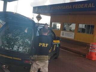 Viatura da PRF fez o transporte da droga até a unidade de fiscalização. (Foto: Reprodução/PRF)