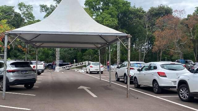 Retirada de tenda termina em briga com barra de ferro e pris&atilde;o em estacionamento