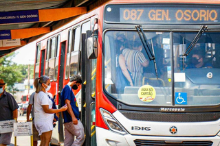 Passageiros embarcam em ônibus que vai do Terminal Morenão ao Terminal General Osório. (Foto: Arquivo/Henrique Kawaminami)