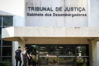 Policiais federais no Tribunal de Justiça, em Campo Grande. (Foto: Henrique Kawaminami)