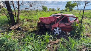 Frente do carro ficou destruída e roda chegou a ser arrancada com a batida (Foto: Elenize Oliveira | Cenário MS)