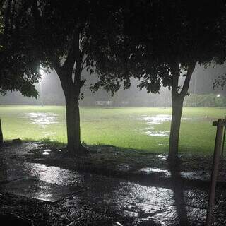 Precipitação retorna à praça da Avenida Corinto, ponto de acesso ao bairro Chácara dos Poderes. (Foto: Ana Paula Chuva)