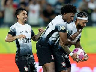 Jogadores comemoram gol de Memphis Depay, no gramado da Arena Pantanal. (Foto: Rodrigo Coca/Corinthians)