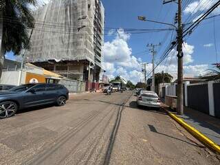 Caminhões ao lado de obra de prédio na Rua Goiás, em Campo Grande. (Foto: Lucimar Couto)