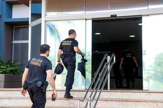 Policiais federais retornam à sede da PF após cumprimento de mandados da Operação Ultima Ratio (Foto/Arquivo/Henrique Kawaminami)