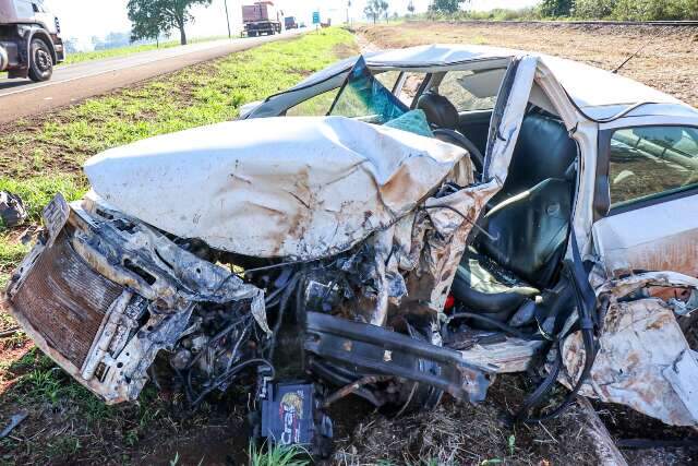 Motorista &eacute; socorrido em estado grave ap&oacute;s dormir ao volante e bater em carreta