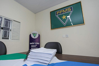 Documentos do balanço financeiro da Federação de Futebol na sala de reuniões da organização. (Foto: Paulo Francis)