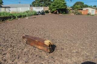 Pedaço de madeira encontrado na rua onde rapaz foi espancado (Foto: Marcos Maluf)