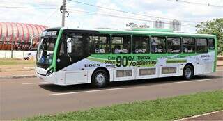 Veículo verde com ar-condicionado é movido a GNV e já circula pela Capital (Foto: PMCG)