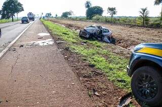 Viatura da PRF e carro às margens de estrada. (Foto: Henrique Kawaminami)