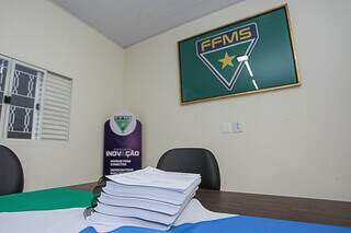 Documentos do balanço financeiro da Federação de Futebol na sala de reuniões da organização (Foto: Paulo Francis)