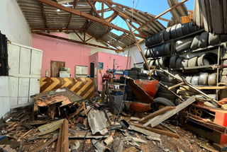 Parte do telhado desabou em borracharia que ficou destruída (Foto: Jornal da Nova) 