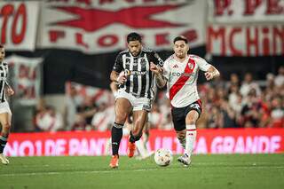 Hulk disputa a bola com jogador argentino no gramado do Más Monumental, em Buenos Aires. (Foto: Pedro Souza/Atlético-MG)