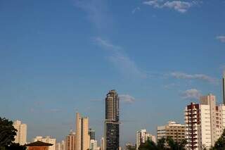 Céu aberto e ensolarado nesta manhã em Campo Grande (Foto: Henrique Kawaminami)