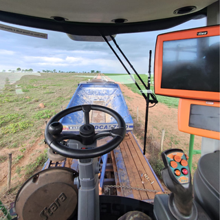 Vista de dentro da cabine de uma colheitadeira (Foto: Divulgação)