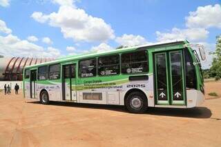 Novo ônibus de transporte público foi apresentado em frente ao Bioparque Pantanal (Foto: PMCG)