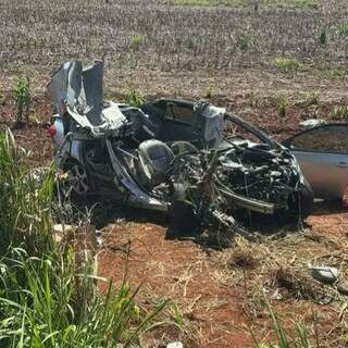 Corolla ficou completamente destruído com o impacto da batida (Foto: Tudo do MS)