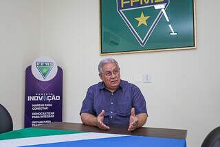 Estevão Petrallás em entrevista na sede da Federação de Futebol (Foto: Paulo Francis) 