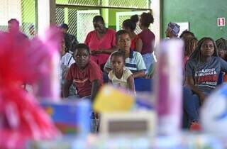 Entrega dos brinquedos durante campanha &#34;Caixa Encantada&#34; (Foto: Divulgação Sead)