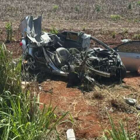 Condutor de carro fica preso &agrave;s ferragens ap&oacute;s bater em caminh&atilde;o 